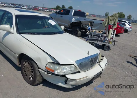 2006 Lincoln Town Car Signature Limited z USA, uszkodzony, nr VIN 1LNHM82V16Y651271